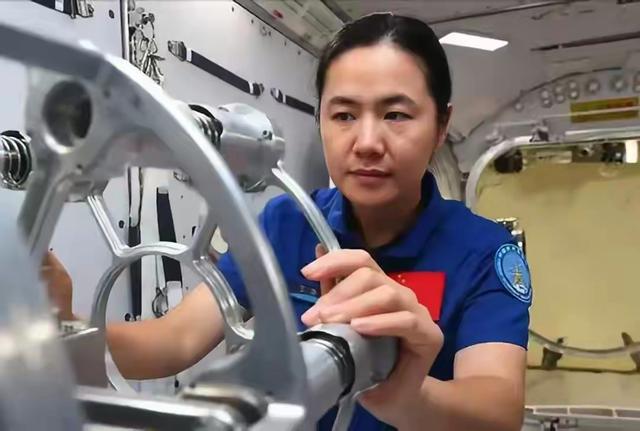 央视采访神十九航天员,王浩泽称做了牺牲准备,女航天员为何飞天难