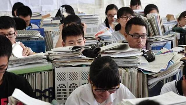 教育部扔下重磅炸弹：2026年开始	，全国一律不准再买校外商业试卷