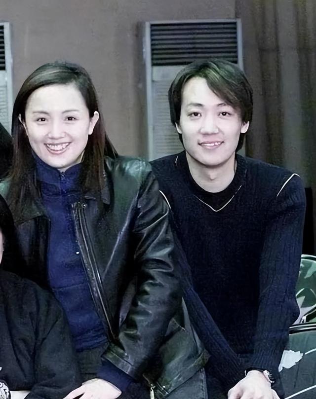 离过年不到2月，52岁辛柏青高调传出喜讯	，朱媛媛终于可以放心了