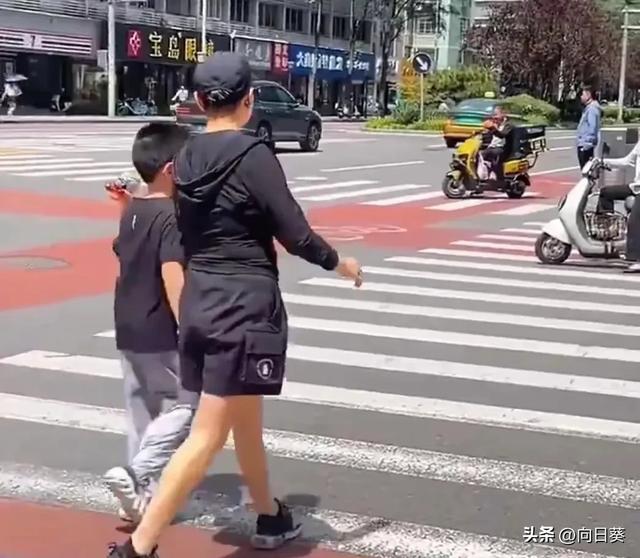 宋丹丹带孙子过马路，走路姿势像要去打刘星一样，特别飒！