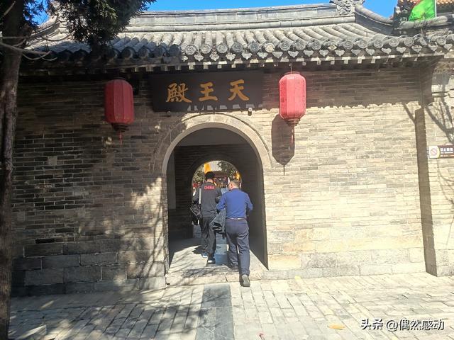 河南浚县做了一件让全国游客都拍手叫好的“傻事”。