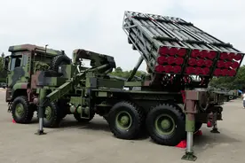 陆军装备：中国雷霆2000火箭炮图片