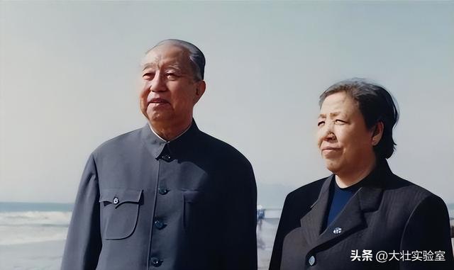 华国锋夫人韩芝俊有多美？1961年全家在长沙留影，30岁她端庄贤惠