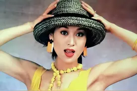 “扈三娘”郑爽，因同名被骂苦不言衷，57岁未婚背后故事惹人泪目图片