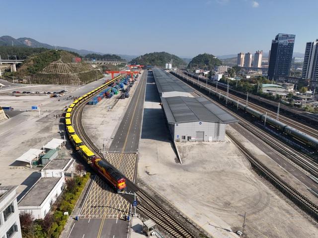 8大部门出拳，打破美元收割局	，21招盘活大西部，人民币亮剑！