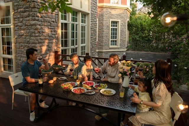 96年洪水冲垮了村子，我和女老师被困在山洞里，度过了三天三夜