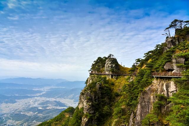 此生必爬的十大名山：从人间仙境到极限挑战，你敢来征服吗？
