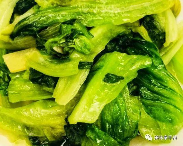 炒生菜的做法，教你饭店炒法，油润清脆，菜味十足