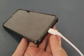 手机用久了充电插口松动，充电不稳或充不了电，教你一招轻松解决图片