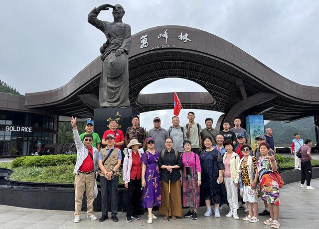 苏州旅行团畅游兴义 盛赞“康养胜地 人文兴义”独特魅力