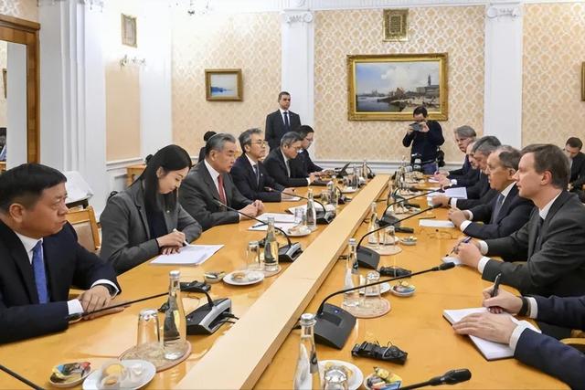 普京说到做到，日本最担心的一幕已出现，高市早苗向6国紧急求助