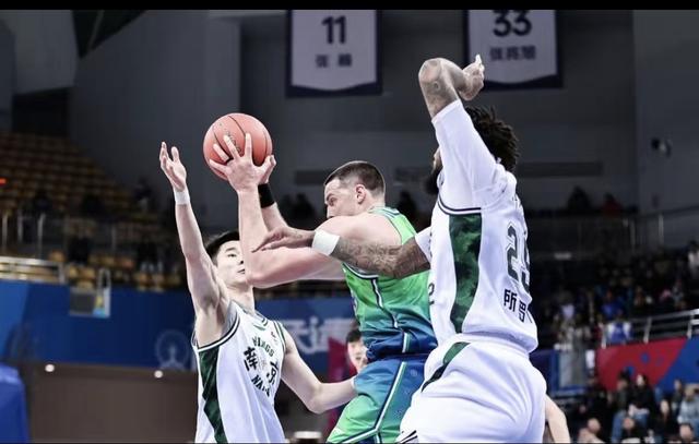 北京男篮末节断电！顶薪球星0分+主帅呆立，天津15分惊天逆转！