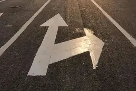 @所有司机：这样右转，违规‼图片