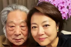 演员王茜华现状：患病大变样，丈夫陪伴左右，当初高龄产子没选错图片