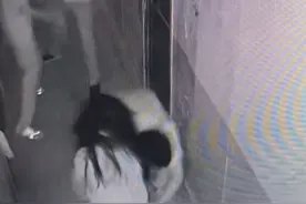 密室惊魂！女鬼NPC惨遭咸猪手，骚扰者嬉笑逃脱图片