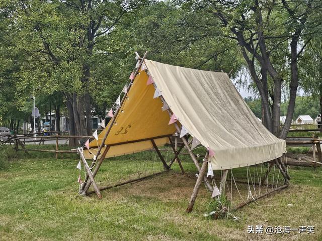 露营基地准备好了，您的旅行准备好了吗？帐篷，地毯，装备……