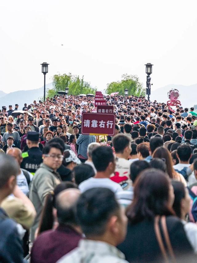 国庆假期：第一天出去旅游的人，已老实！
