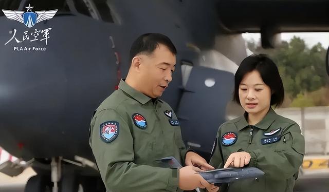 央视点名！阅兵女机长身份曝光，私生活被扒牺牲太大，丈夫更厉害