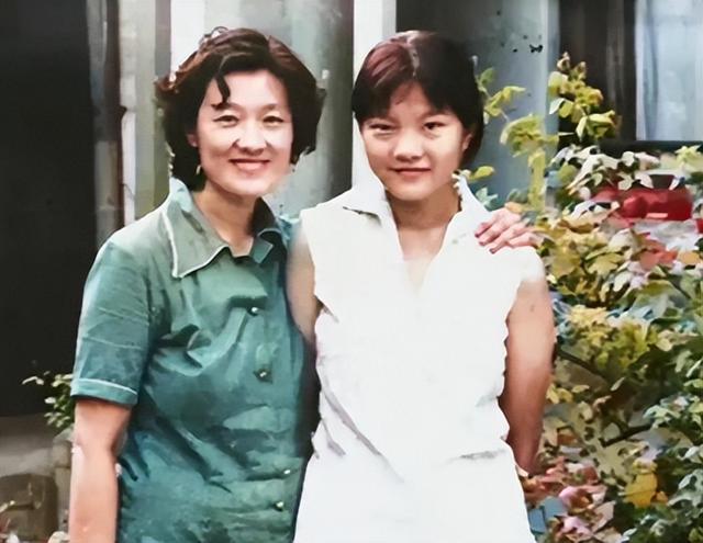 陈凯歌前妻洪晃晒京郊院子，空地上百平，爱马仕被她拍出廉价感