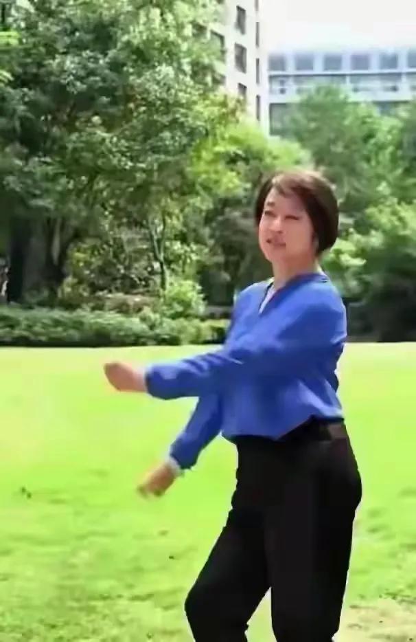 75岁刘晓庆，公园里跳舞，这状态真好，看着最多50岁，越活越年轻