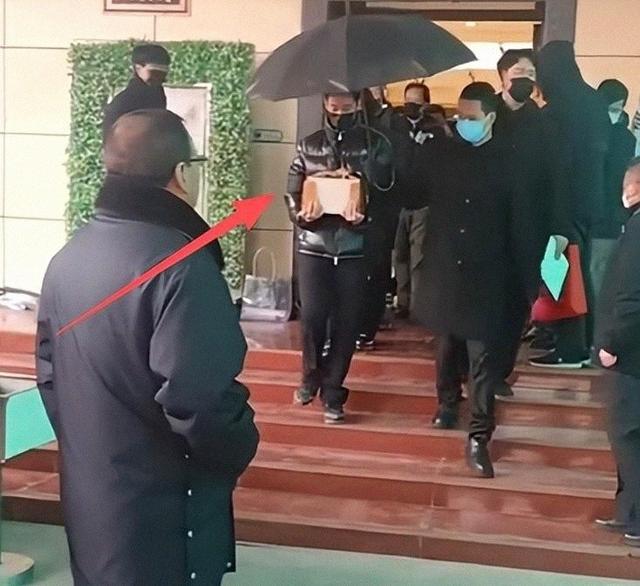 戏都不演了！何晴葬礼结束不到48小时，揪心的一幕就出现了