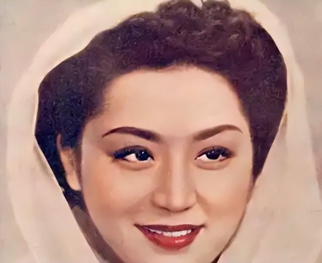 1947年，两位旗袍美女的合影，右边的微胖女孩，蒋经国追了一辈子