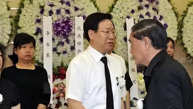 她是天生丽质的美女演员，嫁给军委副主席之子，离婚后成知名画家