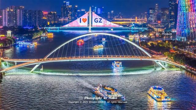 一场时尚大秀，一座大城闪亮