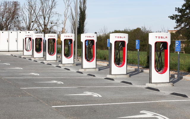 为啥中国电车满街窜	，国外却死抱着油车？3个大实话给你整明白！