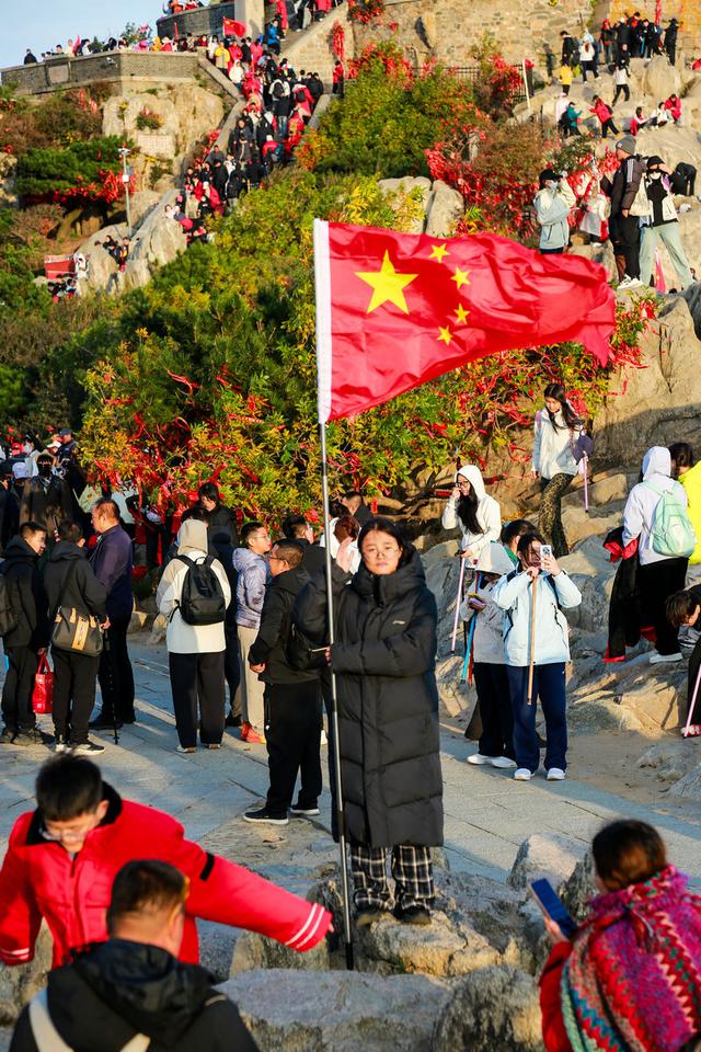 泰山之巅，最爱这抹中国红！