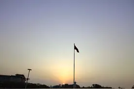 天安门广场看降旗的孩子图片
