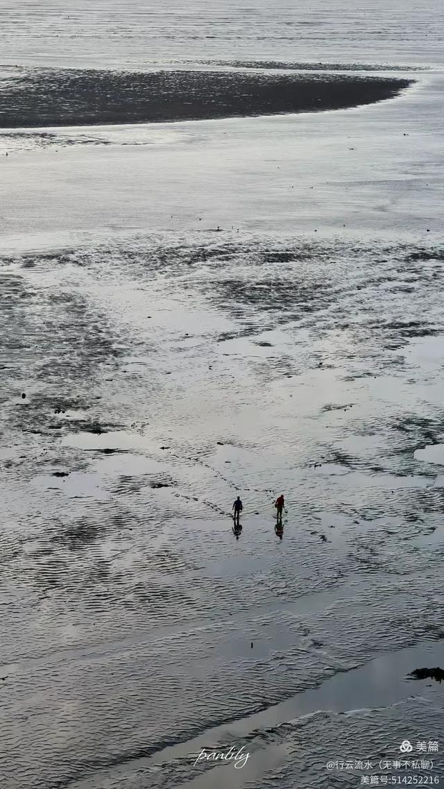 彩色旅图｜光影里的霞浦：捕捉退潮日出的瞬间，沙滩带着酒窝微笑