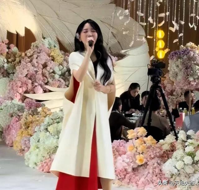 落毛凤凰不如鸡？42岁著名歌手江苏走穴	，宾客只顾吃席没人搭理