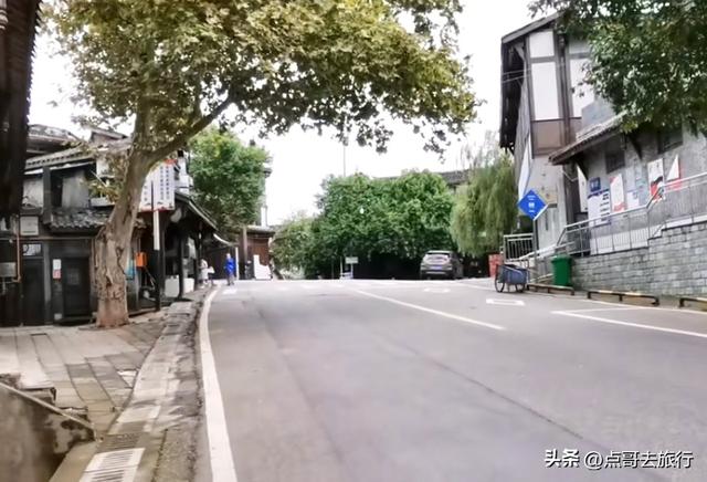 成都龙泉山被冷落的古场镇，街上空无一人，美食诱人被严重低估！