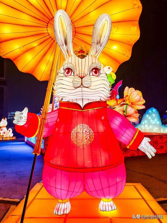 首秀!第 40 届秦淮灯会南部新城分会场 亮灯马年灯影芬兰风情出彩