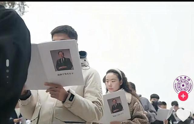 杨振宁葬礼今日举行！遗体覆盖国旗，翁帆站首位，次子杨光宇露面