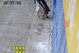 越闹越大，爸爸被娃从身后搂住脖子失去意识，网友评论区炸裂图片