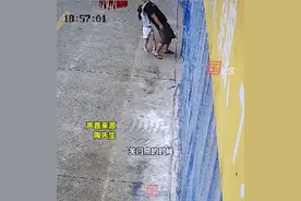 越闹越大，爸爸被娃从身后搂住脖子失去意识，网友评论区炸裂图片