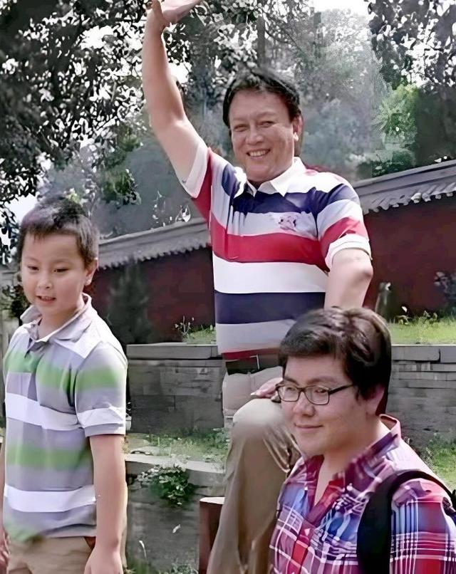 唐国强的“糟心事”：两个儿子都是残疾，难怪他73岁也不敢退休！