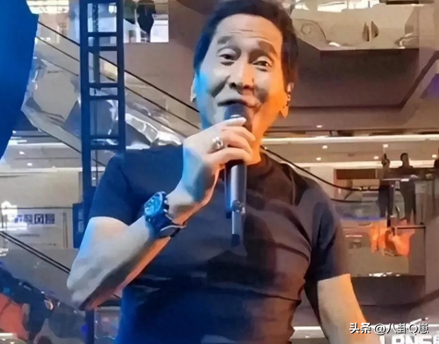 65岁齐秦现状，定居美国，娶小24岁女粉丝为妻，和11岁儿子像爷孙