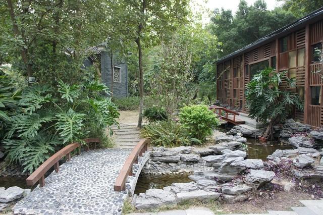 我给嫂子送孩子衣服，她刚出浴围着浴巾，红着脸让我进去喝水