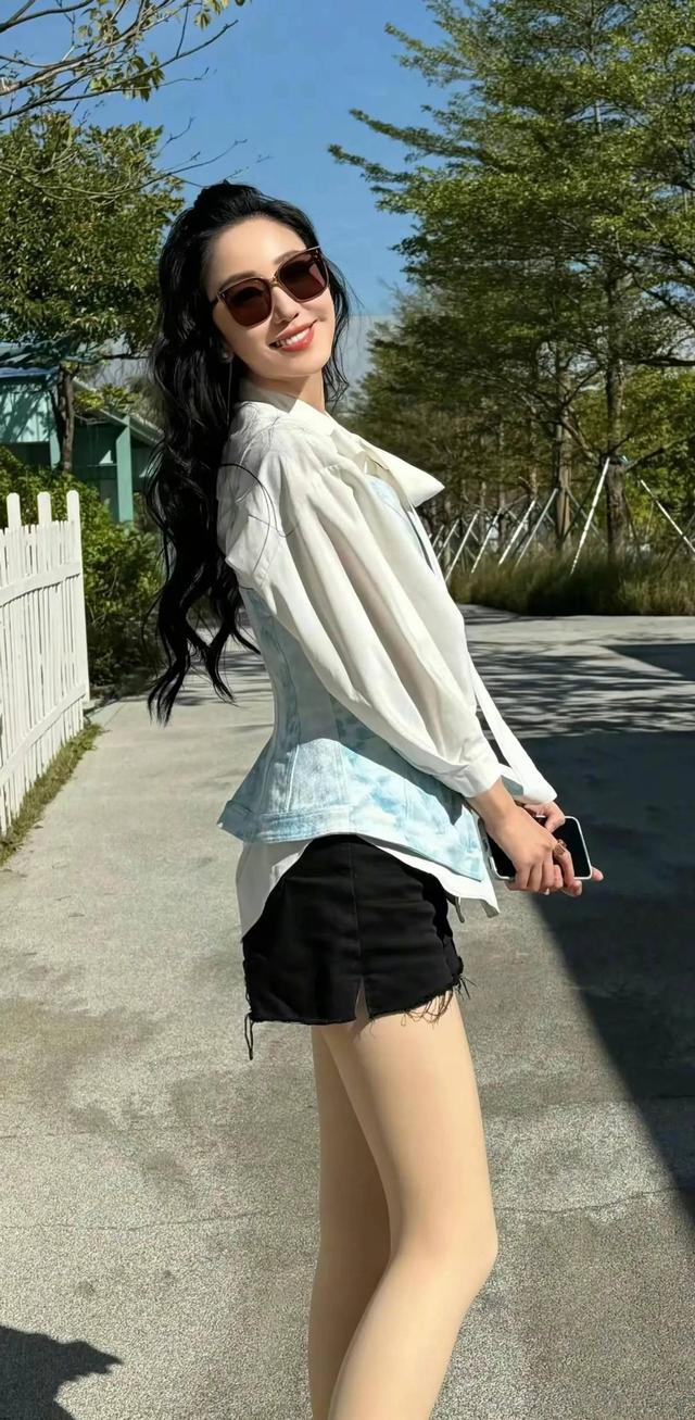 娄艺潇的肉丝美腿，那真的是太绝了，让人眼前一亮呢