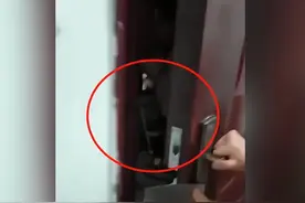 “我天天来！你跑不掉的！”外卖员因被投诉，持刀踹顾客房门……警方回应 律师：外卖员违法！图片