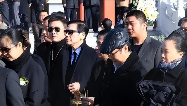 向府治丧现场大批警员戒备！向太向佐露面，遗嘱分配曝光出乎意料