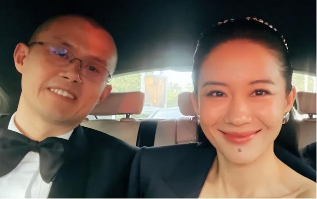 被美国罚款531亿，身家仍2300亿，华人首富背后的女人藏不住了