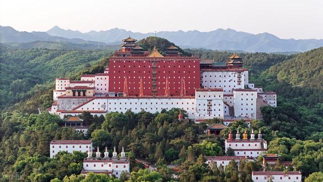 大批老人涌入承德，打着旅游名义，不逛避暑山庄不看外八庙为啥来