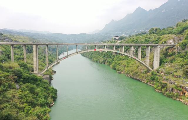 贞丰:九桥飞架跨天堑 大道通衢筑梦行