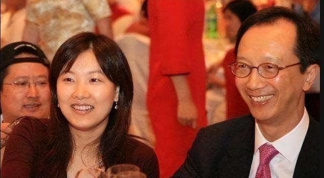 恩爱23年抵不过残酷现实，73岁梁锦松衰老萎缩，47岁伏明霞仍貌美
