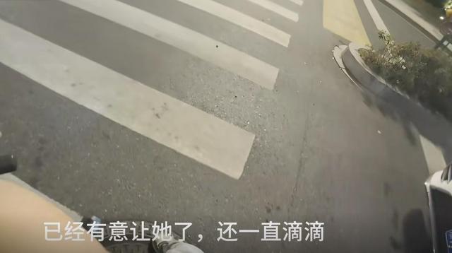 又一个奔驰姐！女司机路口长鸣笛，催促骑手让行，最后直接撞上了