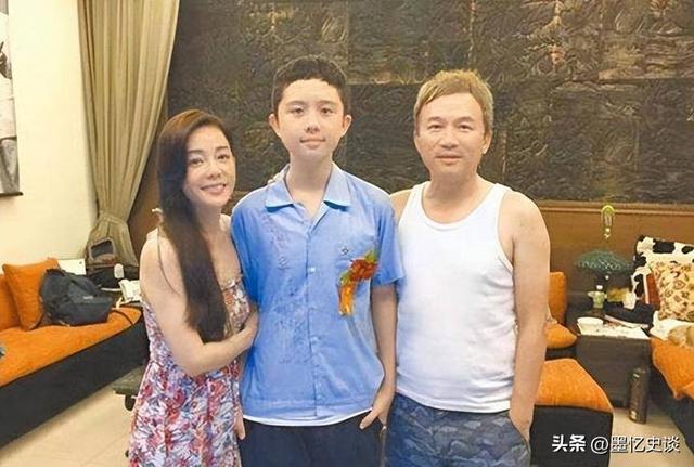 被畸形母爱毁掉的星二代：母乳12年，同床15年，荒唐的事还在后面